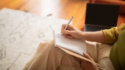 フリクションは冷凍すると復活する？書けないときの対処法と意外な雑学・おすすめ種類を紹介